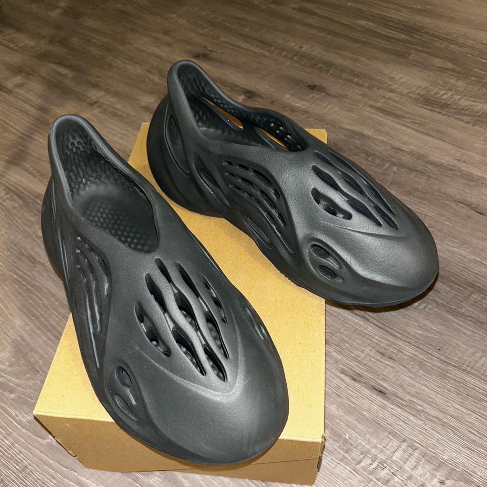 Size 10 Yeezy foam runner carbon like new barely worn with box.